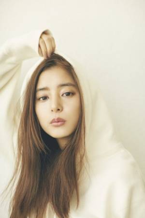新木優子、ビューティー＆キュートな魅力溢れる2018年カレンダー発売