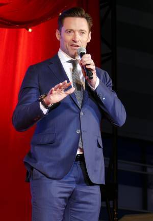 ヒュー・ジャックマン、ファン優先の神対応！極寒の歌舞伎町に降臨