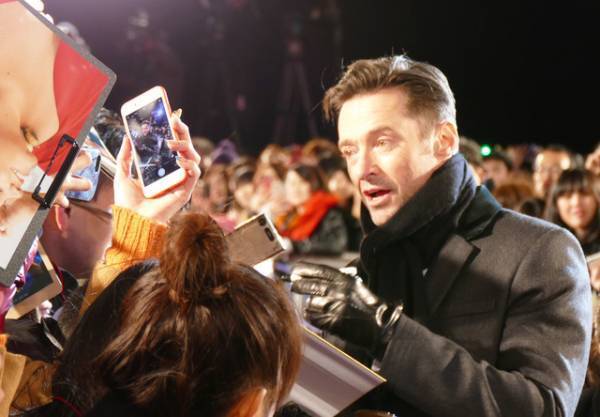 ヒュー・ジャックマン、ファン優先の神対応！極寒の歌舞伎町に降臨