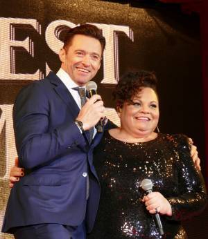 ヒュー・ジャックマン、ファン優先の神対応！極寒の歌舞伎町に降臨