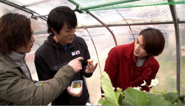 磯村勇斗＆庄野崎謙＆山口大地、イチゴ狩りで少年のような表情に！「男子旅」