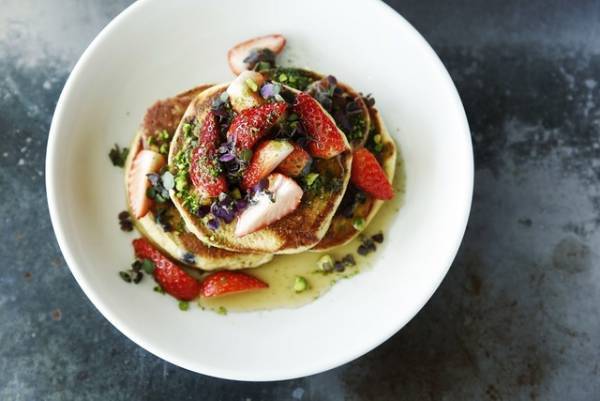 「bills 横浜赤レンガ倉庫」限定パンケーキ、注目食材“マイクログリーン”入りで提供