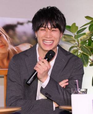 鈴木伸之、バレンタインのチョコは「500個か1000個」…お返しは“キス顔投稿”？