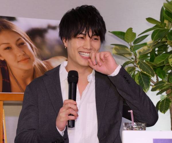鈴木伸之、バレンタインのチョコは「500個か1000個」…お返しは“キス顔投稿”？