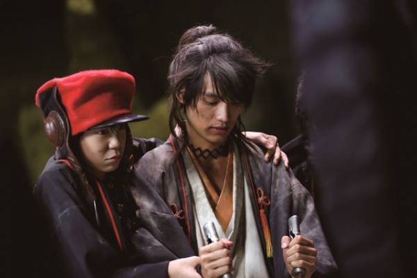 福士蒼汰、闘う男はカッコイイ！ボロボロ姿の新写真到着『曇天に笑う』