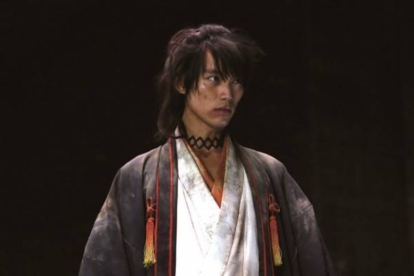 福士蒼汰、闘う男はカッコイイ！ボロボロ姿の新写真到着『曇天に笑う』