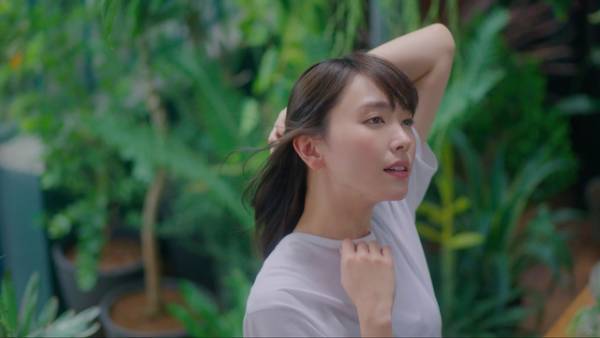 新垣結衣「何見てるの？」囁き微笑む…ショートパンツで美脚披露