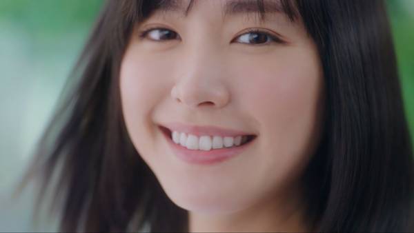 新垣結衣「何見てるの？」囁き微笑む…ショートパンツで美脚披露