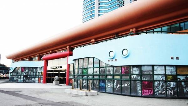 韓国・釜山の街を疾駆！『ブラックパンサー』大迫力のカーチェイスの裏側