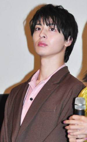 小瀧望、実家に帰ると家族からモテモテ！ 姉に抱きつかれる？