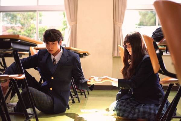 玉城ティナ＆小関裕太、キス寸前！S対Sの恋路の行方は『わたしに××しなさい！』映像