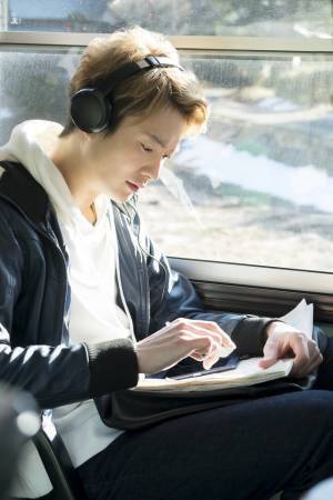 岡田将生、金髪バンドマンに！ 鉄拳のパラパラ漫画「家族のはなし」映画化