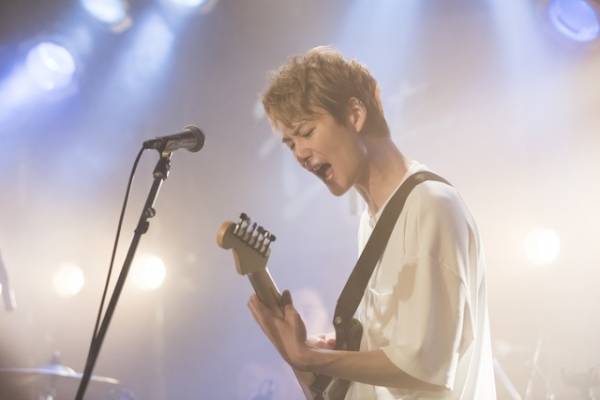 岡田将生、金髪バンドマンに！ 鉄拳のパラパラ漫画「家族のはなし」映画化