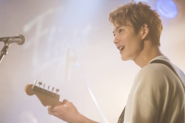 岡田将生、金髪バンドマンに！ 鉄拳のパラパラ漫画「家族のはなし」映画化