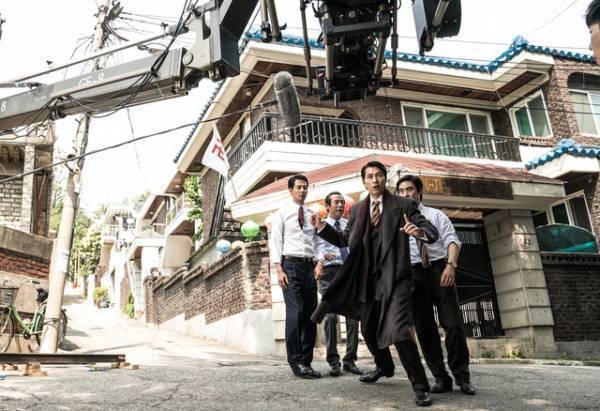 チョ・インソン＆チョン・ウソン『ザ・キング』の魅力語るメイキング映像入手