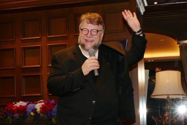 取材中に“もぐもぐタイム”　オスカー監督デル・トロの素顔