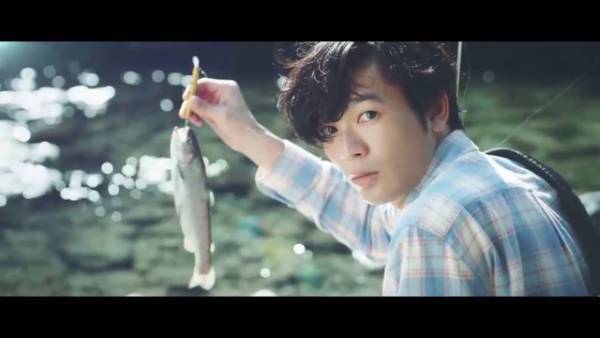 岩井拳士朗、女子のハートも釣り上げる！イケメン“釣り男子”に変身