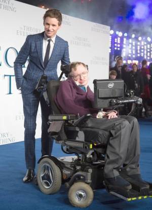 エディ・レッドメイン＆ベネディクト・カンバーバッチ、ホーキング博士にお悔やみ