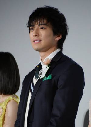 広瀬すず、『ちはやふる』からの“卒業”に感動…小泉徳宏監督と熱い抱擁