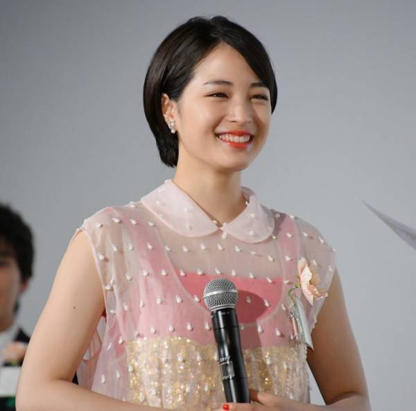 広瀬すず、『ちはやふる』からの“卒業”に感動…小泉徳宏監督と熱い抱擁