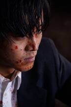 松坂桃李、血まみれでも色っぽい…『孤狼の血』場面写真公開！