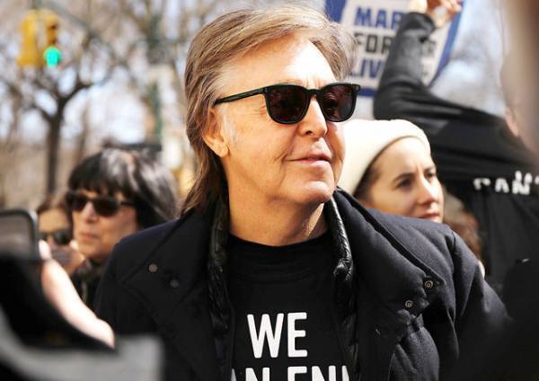 P・マッカートニー、銃規制を叫ぶデモに参加 親友ジョン・レノンを想う