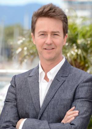 エドワード・ノートンの製作会社、撮影現場で火事だし訴えられる！死傷者も…