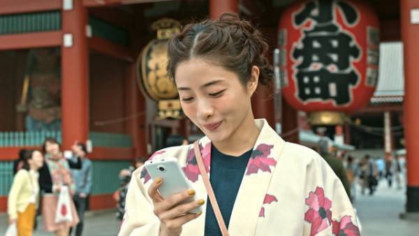 石原さとみ、浅草で瓦割り！ 春ムードな服装も注目「Find my Tokyo.」新CM