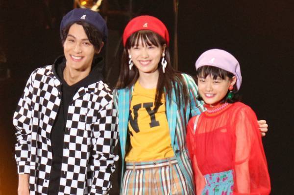 【第26回東京ガールズコレクションS/S】中川大志＆杉咲花、仲良しランウェイ披露