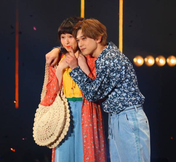 【第26回東京ガールズコレクションS/S】桜井日奈子＆吉沢亮“後ろハグ＆頬つんつん”で大歓声！『ママレ』コンビ登場