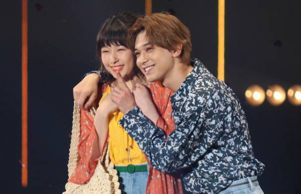 【第26回東京ガールズコレクションS/S】桜井日奈子＆吉沢亮“後ろハグ＆頬つんつん”で大歓声！『ママレ』コンビ登場