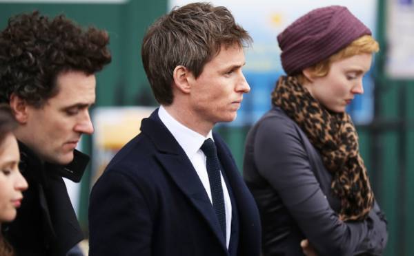 エディ・レッドメイン、スティーヴン・ホーキング博士の葬儀でスピーチ