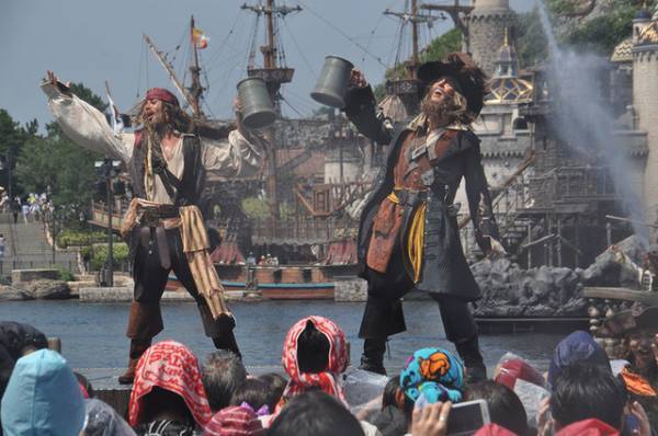 【ディズニー】両パークの入園者数増加！35周年の2018年度も好調続くか