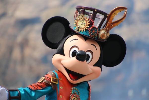 【ディズニー】両パークの入園者数増加！35周年の2018年度も好調続くか