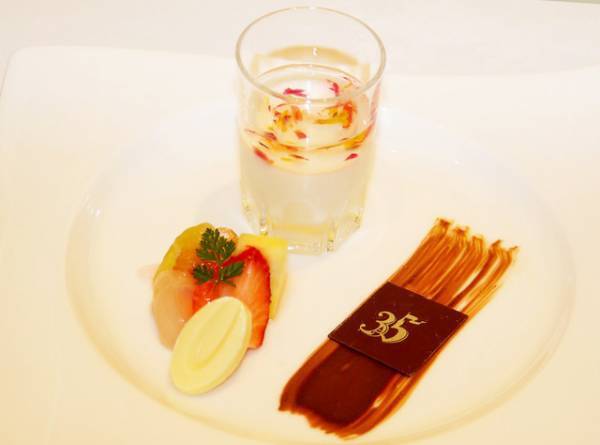 【ディズニー】パークだけじゃない！優雅なイースターは春のミラコスタ限定メニューで