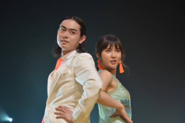 菅田将暉＆土屋太鳳＆古川雄輝らがランウェイを”豪華”いちゃいちゃ歩き！