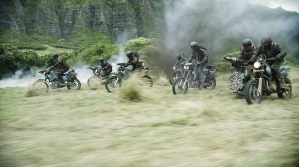 ロック様、ヤバイ集団からおんぶで華麗に逃げる！ 『ジュマンジ』本編映像公開