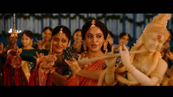 『バーフバリ』デーヴァセーナ、女中たちと歌い踊る場面写真が初公開！