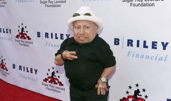 『オースティン・パワーズ』、ミニ・ミー役の俳優が死去