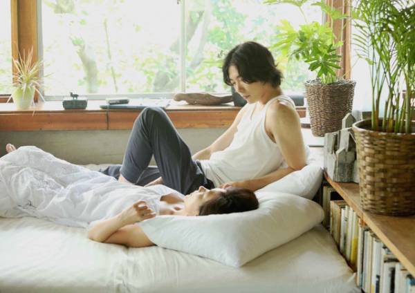 中山美穂＆キム・ジェウク、思わず見とれる…『蝶の眠り』2ショット場面写真