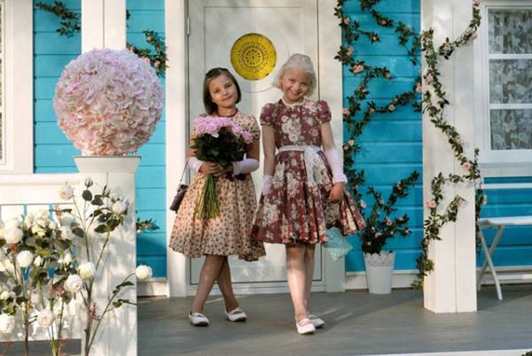 カラフルでキュートな双子コーデに注目！ 『オンネリとアンネリのおうち』