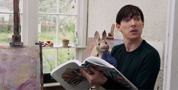 ドーナル・グリーソン、“ウサギ”と本気の大げんか！『ピーターラビット』本編映像