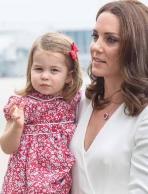 シャーロット王女がルイ王子のおでこにキス！愛らしい写真が公開に