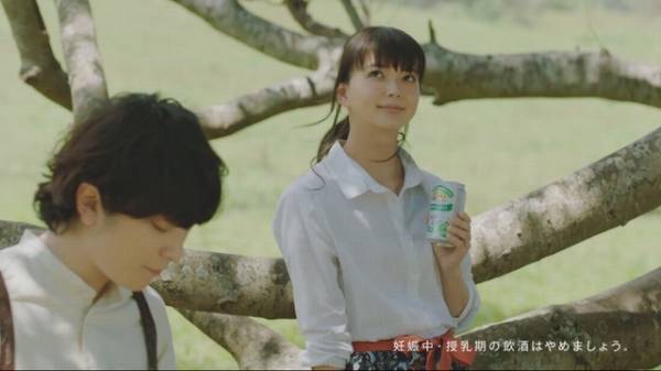 多部未華子×セカオワFukaseがCM共演！ RAINを弾き語り演奏