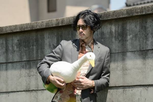 オダギリジョー、アヒル抱える怪しげな場面写真到着！ 『ルームロンダリング』