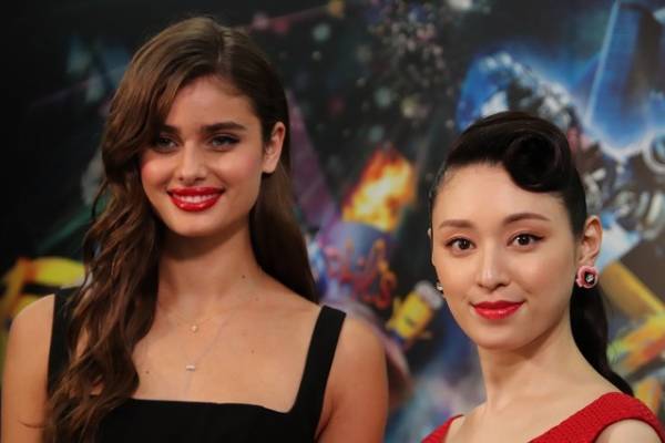 【USJ】テイラー・ヒル＆栗山千明が豪華共演！新ナイトパレードの先頭フロートに華々しく登場