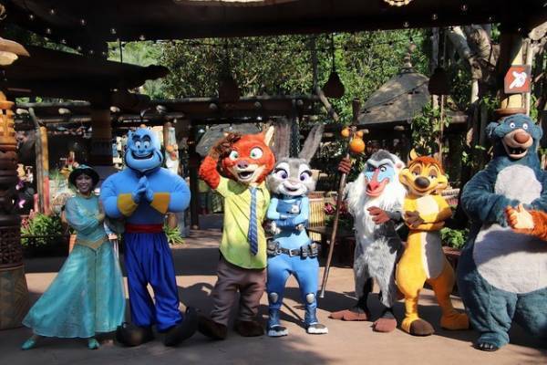 【香港ディズニー】大人気キャラクターが大集合！「カリブニ・マーケトプレイス」でセレモニー開催