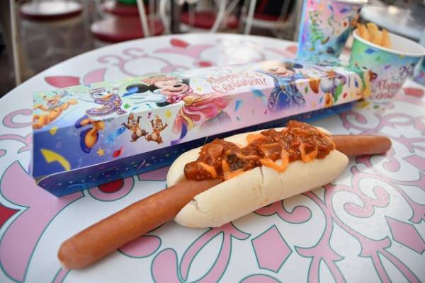 【ディズニー】パークの名物ドッグが35周年＜ロング＞バージョンに！ 「リフレッシュメントコーナー」