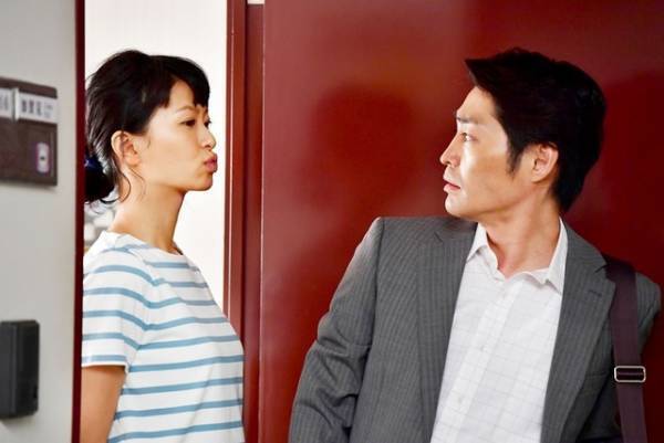 榮倉奈々、安田顕に“いってらっしゃいキス”をおねだりするも…『妻ふり』