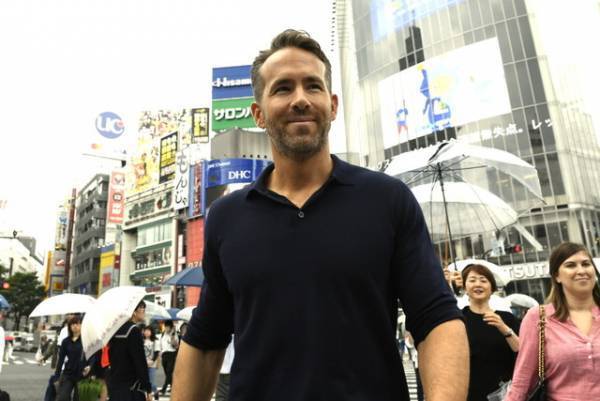 来日中のライアン・レイノルズが東京観光？ 渋谷スクランブル交差点に登場